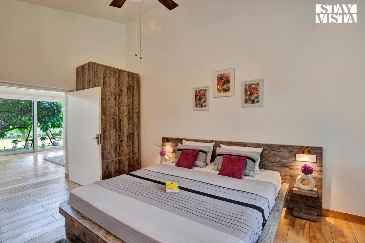 Stayvista At Idyllic Farmhouse - A Glasshouse With Outdoor Pool Gurgaon Bagian luar foto