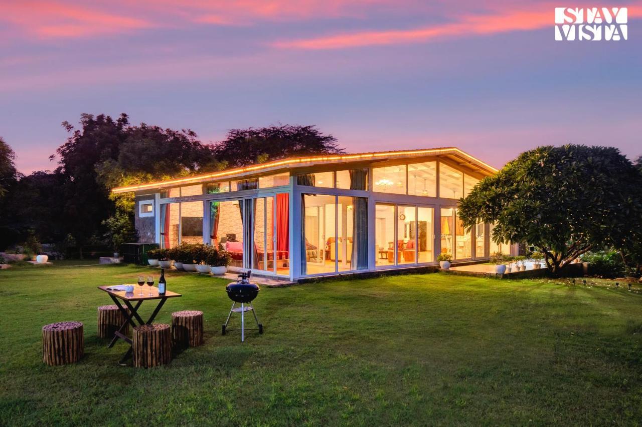 Stayvista At Idyllic Farmhouse - A Glasshouse With Outdoor Pool Gurgaon Bagian luar foto