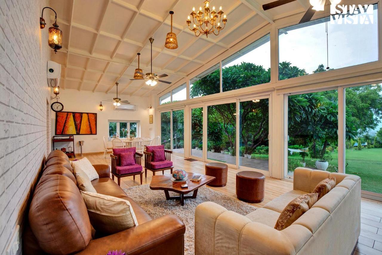 Stayvista At Idyllic Farmhouse - A Glasshouse With Outdoor Pool Gurgaon Bagian luar foto
