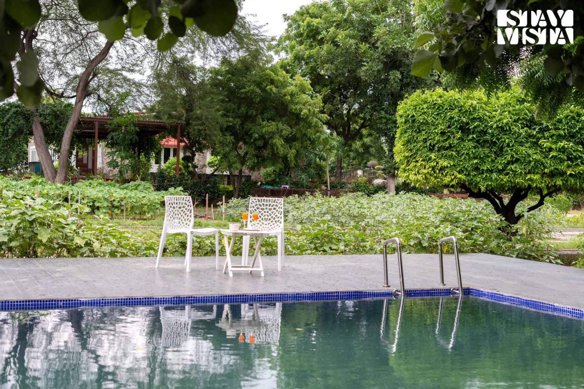 Stayvista At Idyllic Farmhouse - A Glasshouse With Outdoor Pool Gurgaon Bagian luar foto